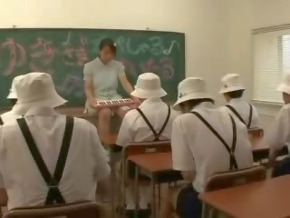 Giapponese in classe divertimento spettacolo