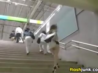 Japonsko najstnik nag v javno na a subway