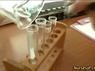 Niegrzeczne orientalne pielęgniarka dostaje glorious sperma strzał