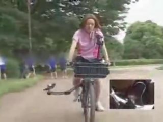 Japansk dame masturbated mens ridning en specially modified kjønn klipp bike!