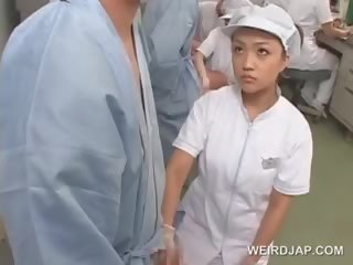 Szemérmetlen ázsiai ápolónő dörzsölés neki patients kiéhezett pöcs