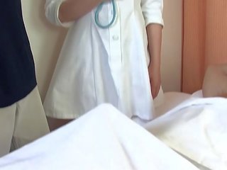 الآسيوية طبي practitioner الملاعين اثنان youths في ال مستشفى